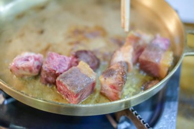 Tavada ızgara küp doğranmış et bifteği ızgarası