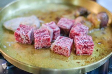 Tavada ızgara küp doğranmış et bifteği ızgarası