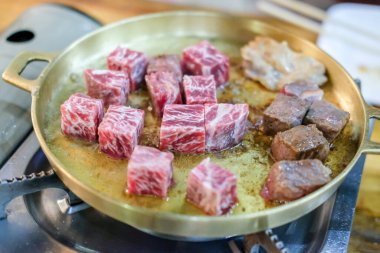 Tavada ızgara küp doğranmış et bifteği ızgarası