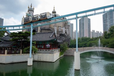 Seul, Güney Kore - 15 Temmuz 2022: Büyülü Topraklar 'ın içini görmek, Lotte World' ün bir açık hava eğlence parkı