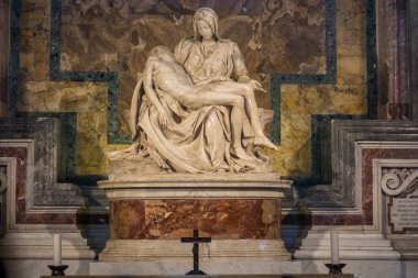 Vatikan Şehri, 17 Mayıs 2017: Pieta, Vatikan 'ın Aziz Petrus Bazilikası' nda Michelangelo Buonarotti tarafından yapılan bir Rönesans heykeli.