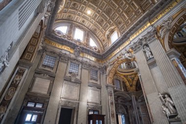 Vatikan Şehri, 17 Mayıs 2017: iç St Peter's Basilica, Vatikan İtalyan Rönesans kilisede.