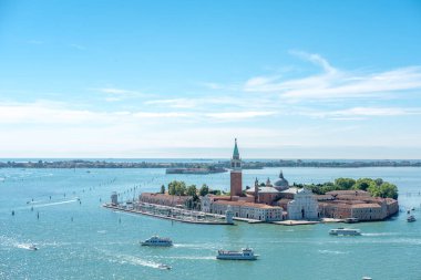 San Giorgio di Maggiore kilisesiyle Venedik 'in havadan görünüşü. Venedik, kuzey İtalya 'nın Veneto bölgesinin başkentidir.