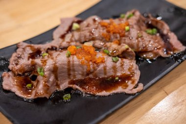 Uçan balık Karaca veya Tobiko ile plaka üzerinde ızgara Wagyu beef suşi ayarla