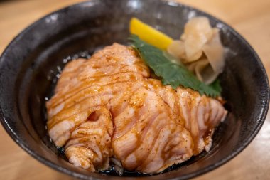 Pirinçli ızgara somon, restoranda bir kasede servis edilir.