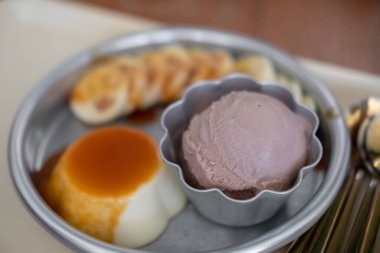 Puding ve dilimlenmiş muzlu çikolatalı dondurma.