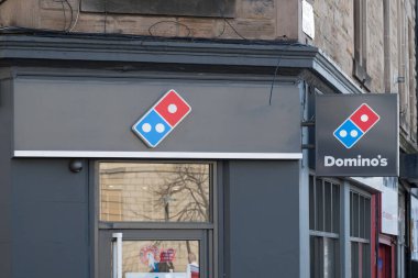 Edinburgh, Birleşik Krallık. 17 Mart 2017: Domino Pizza, dış dükkanın logosu. Bu bir Amerikan pizza restoranı zinciri..