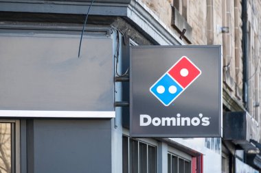 Edinburgh, Birleşik Krallık. 17 Mart 2017: Domino Pizza, dış dükkanın logosu. Bu bir Amerikan pizza restoranı zinciri..