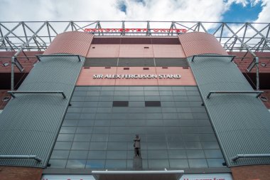 Manchester, İngiltere - 5 Ekim 2017: Eski Trafford Stadyumu Manchester United 'ın evi. İngiltere 'nin en büyük futbol stadyumudur..