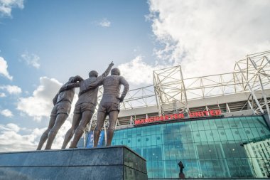 Manchester, İngiltere - 5 Ekim 2017: Eski Trafford Stadyumu George Best, Denis Law ve Sir Bobby Charlton 'ın üçlü heykeli ile Manchester United' ın evi
