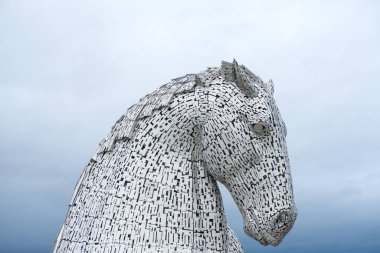 Falkirk, İskoçya - 6 Kasım 2017: Kelpies, Forth ve Clyde Kanalı 'ndaki at başlı heykeller, ve Helix Nehri yakınlarındaki Carron Nehri.