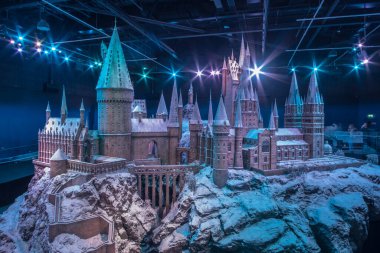 Londra, İngiltere - 18 Kasım 2017: Warner Brothers Studio 'daki Hogwarts modeli, Londra Leavesden Studio' daki Harry Potter yapımı.