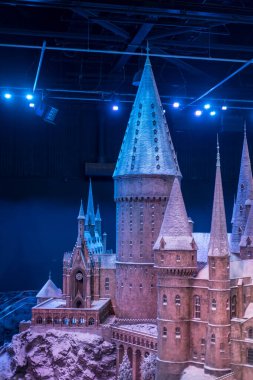 Londra, İngiltere - 18 Kasım 2017: Warner Brothers Studio 'daki Hogwarts modeli, Londra Leavesden Studio' daki Harry Potter yapımı.