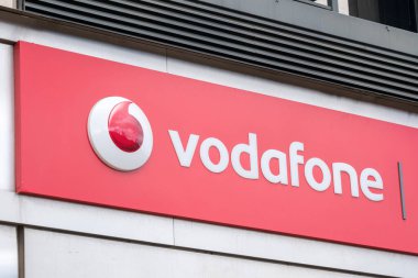 Edinburgh, Birleşik Krallık. 17 Mart 2017: Vodafone, Princes Caddesi 'ndeki dükkanın logosu. Merkezi Londra 'da olan çok uluslu bir İngiliz telekomünikasyon şirketi..
