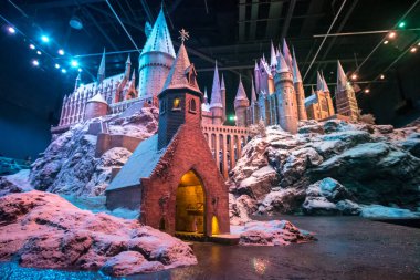 Londra, İngiltere - 18 Kasım 2017: Warner Brothers Studio 'daki Hogwarts modeli, Londra Leavesden Studio' daki Harry Potter yapımı.