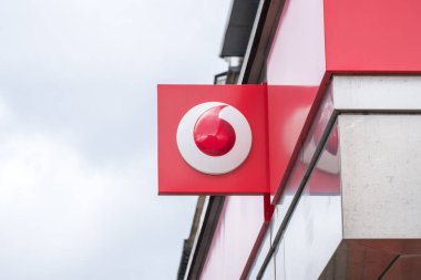 Edinburgh, Birleşik Krallık. 17 Mart 2017: Vodafone, Princes Caddesi 'ndeki dükkanın logosu. Merkezi Londra 'da olan çok uluslu bir İngiliz telekomünikasyon şirketi..