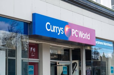 Edinburgh, Birleşik Krallık. 17 Mart 2017: Currys PC World, Princes Caddesi 'ndeki dükkanın logosu. İngiltere ve İrlanda 'da faaliyet gösteren bir İngiliz elektrik perakendecisi.