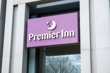 Edinburgh, Birleşik Krallık. 17 Mart 2017: Premier Inn, Princes Caddesi 'ndeki dükkanın logosu. İngiliz otel zinciri ve İngiltere 'nin en büyük otel markası..