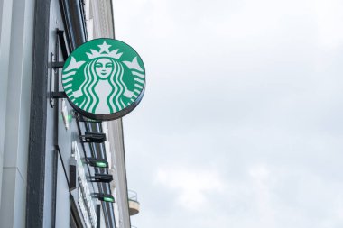 Edinburgh, Birleşik Krallık. 17 Mart 2017: Starbucks, Princes Caddesi 'ndeki dükkanın logosu. Starbucks, Amerika 'nın en ünlü kahve dükkanı zincirlerinden biridir..