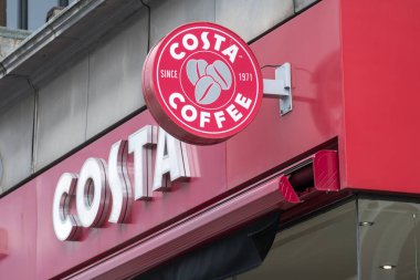 Edinburgh, Birleşik Krallık. 17 Mart 2017: Costa, Princes Caddesi 'ndeki dükkanın logosu. Bu bir İngiliz çokuluslu kahve evi, dünyanın en büyük ikinci kahve dükkanı zinciri..