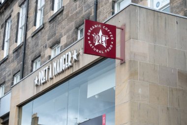 Edinburgh, Birleşik Krallık. 17 Mart 2017: Pret, Princes Caddesi 'ndeki dükkanın logosu. Tam adı Pret a Manger, Birleşik Krallık merkezli uluslararası bir sandviç dükkanı zinciri..