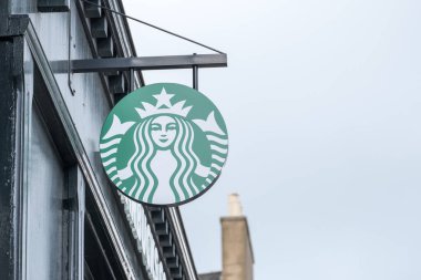 Edinburgh, Birleşik Krallık. 17 Mart 2017: Starbucks, Princes Caddesi 'ndeki dükkanın logosu. Starbucks, Amerika 'nın en ünlü kahve dükkanı zincirlerinden biridir..