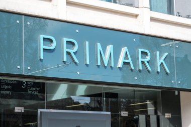 Edinburgh, Birleşik Krallık. 17 Mart 2017: Primark, Princes Caddesi 'ndeki dış dükkanın logosu. İngiltere ve İrlanda 'daki büyük perakende mağazaları.