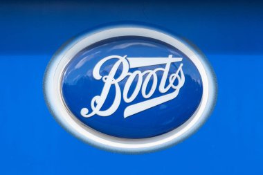 Edinburgh, Birleşik Krallık. 17 Mart 2017: İngiltere 'nin ünlü güzellik ve eczane zinciri Boots, Edinburgh' daki ana alışveriş caddesi.