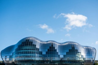 Newcastle, İngiltere - 2 Ekim 2017: Sage Gateshead, Gateshead ve Newcastle bölgesi için Tyne Nehri 'nin güney kıyısında bir konser yeridir.