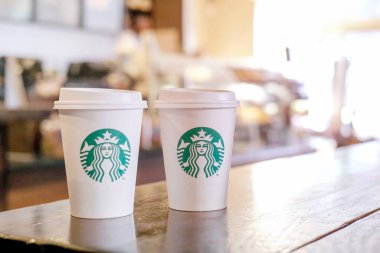Edinburgh, İngiltere - 14 Şubat 2017: Starbucks, sıcak içecek kahve Kupası logosu, mağaza tablo ile götürün. Starbucks çoğu dünya ünlü kahvehane zinciri ABD biridir