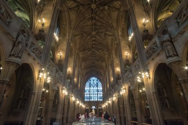 Manchester, İngiltere - 5 Ekim 2017: Manchester, Deansgate 'de halka açılan geç dönem Viktorya dönemi neo-gotik bir bina olan John Rylands Kütüphanesi' nin iç görünümü