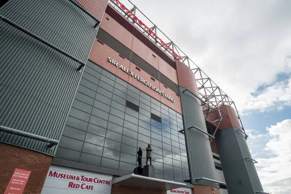 Manchester, İngiltere - 5 Ekim 2017: Eski Trafford Stadyumu Manchester United 'ın evi. İngiltere 'nin en büyük futbol stadyumudur..