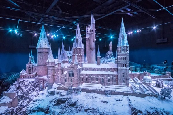 Londra, İngiltere - 18 Kasım 2017: Warner Brothers Studio 'daki Hogwarts modeli, Londra Leavesden Studio' daki Harry Potter yapımı.