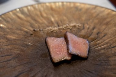 Tabakta tuzla servis edilen sığır dili eti