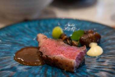 Tabakta sosla servis edilen orta pişmiş et.