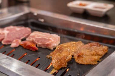 Izgarada ızgara domuz eti, Kore usulü.