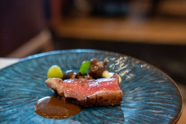 Tabakta sosla servis edilen orta pişmiş et.