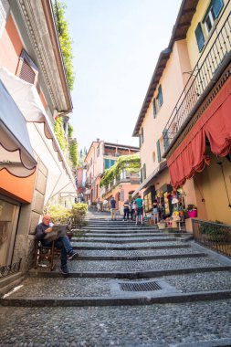 Varenna, İtalya - 22 Mayıs 2017: Como Gölü çevresindeki popüler turizm beldesi Varenna kentinde yürüyen insanlar.