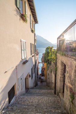 Varenna, İtalya - 22 Mayıs 2017: Como Gölü çevresinde popüler bir turizm merkezi olan Varenna 'da inşaat manzarası.