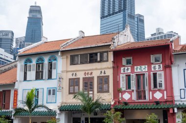 Singapur - 8 Mart 2024: Çin Mahallesi 'ndeki Güney Köprüsü Yolu' ndaki renkli bina gıda sokağı, hediyelik eşya dükkanları ve geleneksel dükkanları içeriyor. Burası turistler için ziyaret edilmesi gereken bir yer..