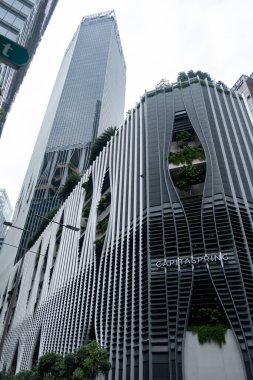 Singapur - 8 Mart 2024: CapitaSpring Binasının dış cephesi. Bu gökdelen entegre kalkınma dikey bağlı bir ortamda iş, canlı, oyun alanları sunar.