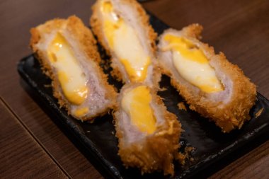 Peynirli pirzola, restoranda kızarmış peynir.