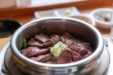 Buharda pişmiş tereyağlı az pişmiş pirinç. Kore yemeği.