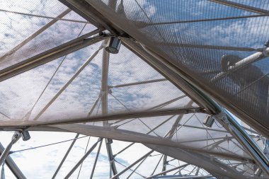 Helix Köprüsü 'nün ya da Marina South' u Singapur 'daki Marina Körfezi' ne bağlayan yaya köprüsü Helix 'in yakın çekim detayları..