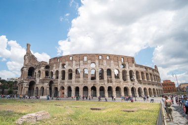 Roma, İtalya. 16 Mayıs 2017: Colosseum oval bir amfiteatr Roma şehir merkezinde ziyaret turistler. Beton ve kum inşa ünlü dönüm noktası olduğunu.