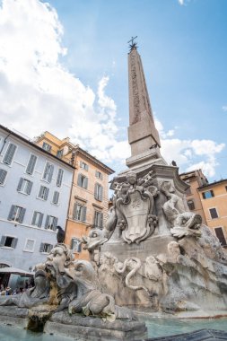 Roma, İtalya. 17 Mayıs 2017: Roma 'nın en güzel meydanı olan Piazza Navona' daki Obelisk Agonale Meydanı 'nda yürüyen turistler.
