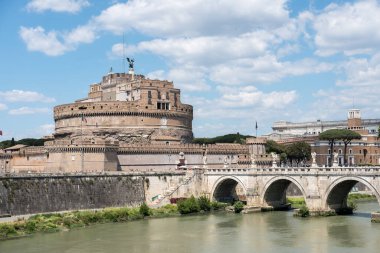 Roma, İtalya. 17 Mayıs 2017: Castel Sant'Angelo'ya veya Hadrian Mozolesi görünümünü Sant'Angelo Köprüsü'nde Tiber Nehri.