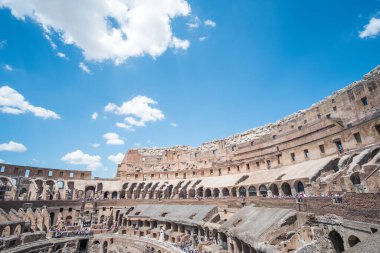 Roma, İtalya. 16 Mayıs 2017: Colosseum oval bir amfiteatr Roma şehir merkezinde ziyaret turistler. Beton ve kum inşa ünlü dönüm noktası olduğunu.