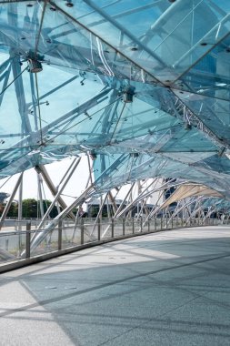 Singapur - 9 Mart 2024: Helix Köprüsü, veya Helix, Marina 'yı Marina South ile Singapur' daki Marina Körfezi bölgesinde birleştiren yaya köprüsü..