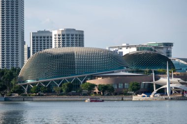 Singapur - 20 Ekim 2022 Esplanade, Körfezdeki Tiyatro. Singapur 'un merkezinde Singapur Nehri' nin ağzının yakınında yer alan bir sahne sanatları merkezidir.
